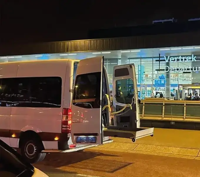 Rolstoelbus bij Schiphol voor reizigers uit Bunnik